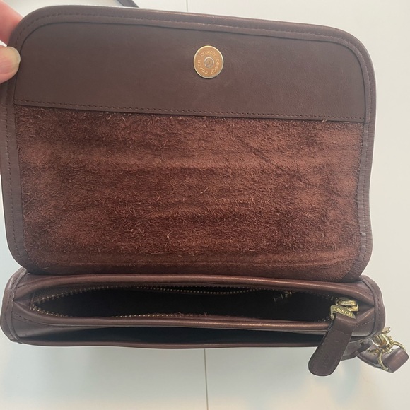 Vintage Coach Brown Leather Crossbody Bag with Flap Closure - Picture 4 of 9